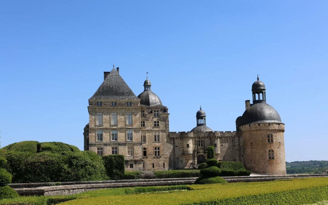 le château de Hautefort  et le musée de la médecine